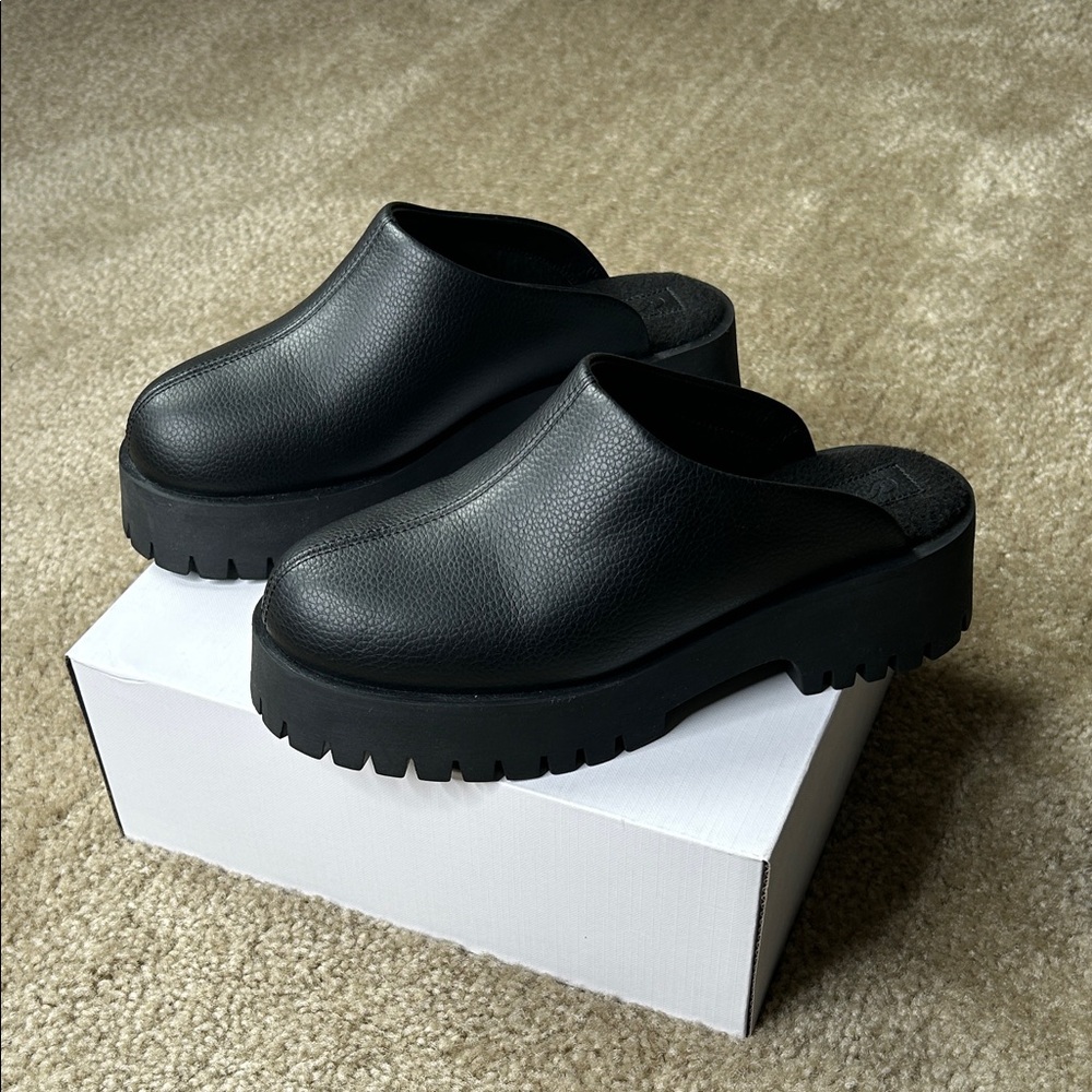 CALIA by Carrie Underwood Black Platform Clogs